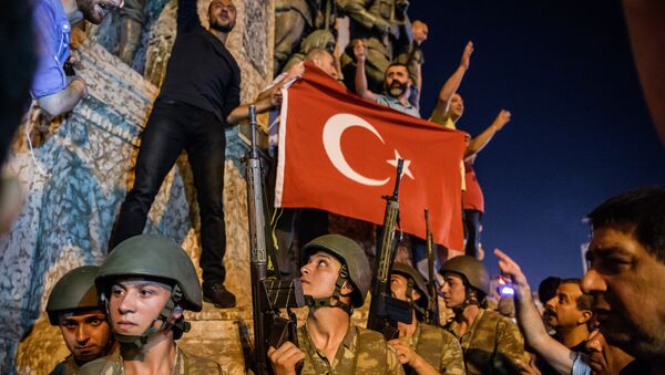 Turkish solders stay with weapons at Taksim square as people protest against the military coup in Istanbul on July 16, 2016. - Sputnik Mundo