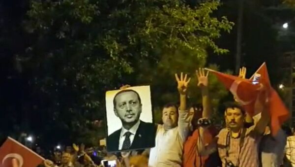 Los habitantes de Estambul toman las calles para abortar el golpe militar - Sputnik Mundo