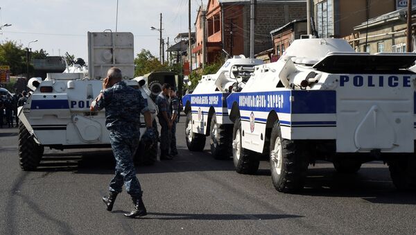 Los policías armenios cerca de la comisaría atacada el 17 de julio - Sputnik Mundo
