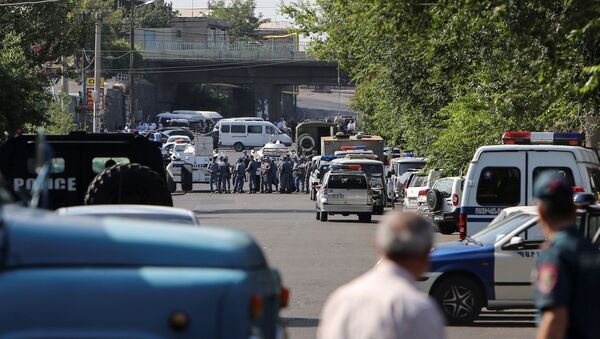 Hombres armados asaltan una comisaría en Ereván - Sputnik Mundo