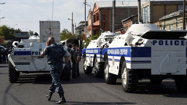 Policemen block a street after group of armed men seized a police station along with an unknown number of hostages, according the country's security service, in Yerevan, Armenia - Sputnik Mundo