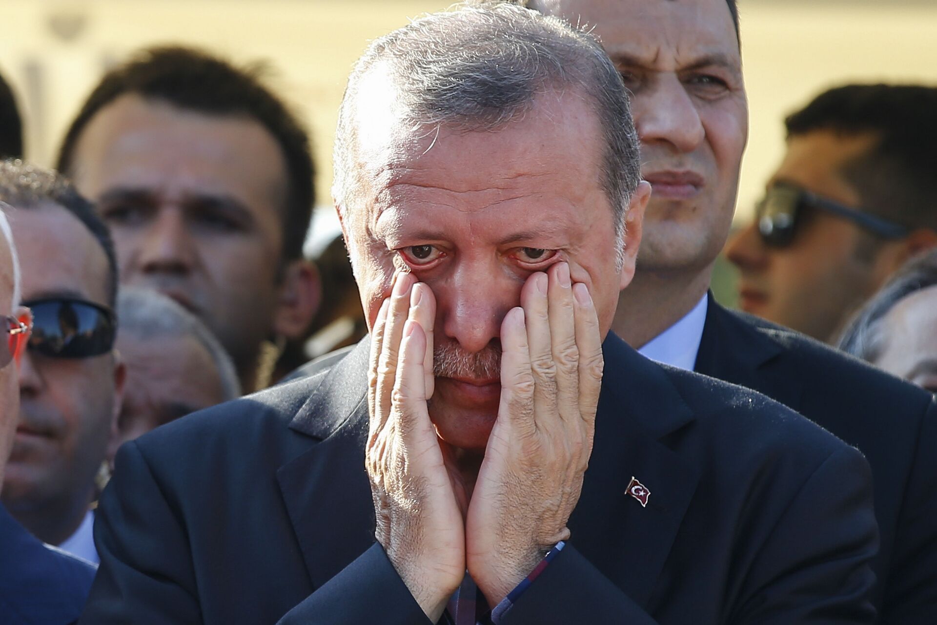 Turkish President Recep Tayyip Erdogan right, wipes his tears during the funeral of Mustafa Cambaz, Erol and Abdullah Olcak, killed Friday while protesting the attempted coup against Turkey's government, in Istanbul, Sunday, July 17, 2016.  - Sputnik Mundo, 1920, 15.07.2021