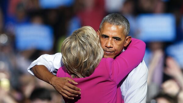President Barack Obama embraces Democratic presidential candidate Hillary Clinton during a campaign rally for Clinton Tuesday, July 5, 2016, in Charlotte, N.C. - Sputnik Mundo
