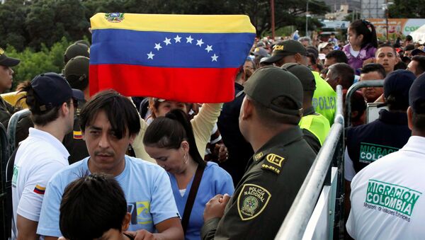 Venezolanos cruzando la frontera con Colombia - Sputnik Mundo