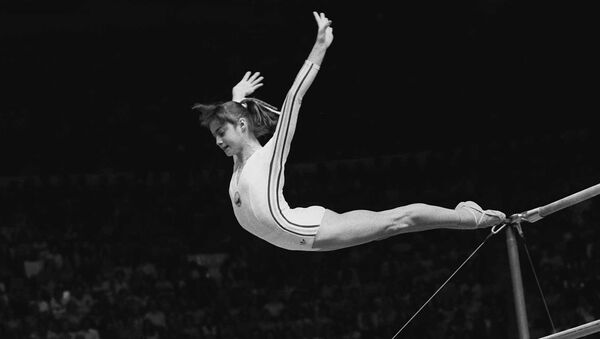 Nadia Comaneci durante su impecable presentación en los JJOO de Montreal 1976. - Sputnik Mundo