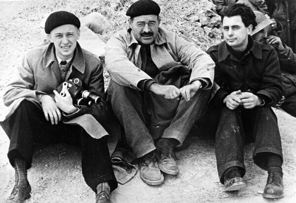 Guerra civil en España. Román Carmen (izda.), Ernest Hemingway (centro), Ioris Iveno (dcha.) Guerra civil en España. Román Carmen (izda.), Ernest Hemingway (centro), Ioris Iveno (dcha.) - Sputnik Mundo