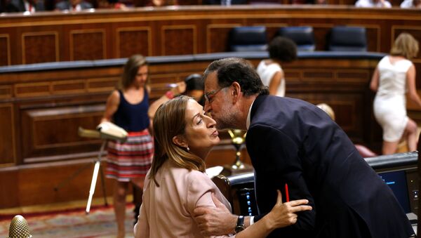 El presidente de España, Mariano Rajoy, felicita a la ministra de Fomento, Ana Pastor, por su nombramiento como  presidenta del Congreso español - Sputnik Mundo