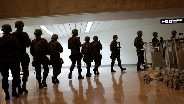 Soldados de las FFAA de Brasil en el aeropuerto internacional de Tom Jobim en Río de Janeiro - Sputnik Mundo