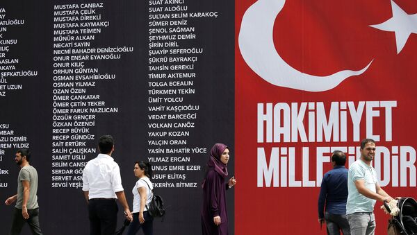 La pancarta con los nombres de los asesinatos durante  el intento del golpe militar en Turquía - Sputnik Mundo