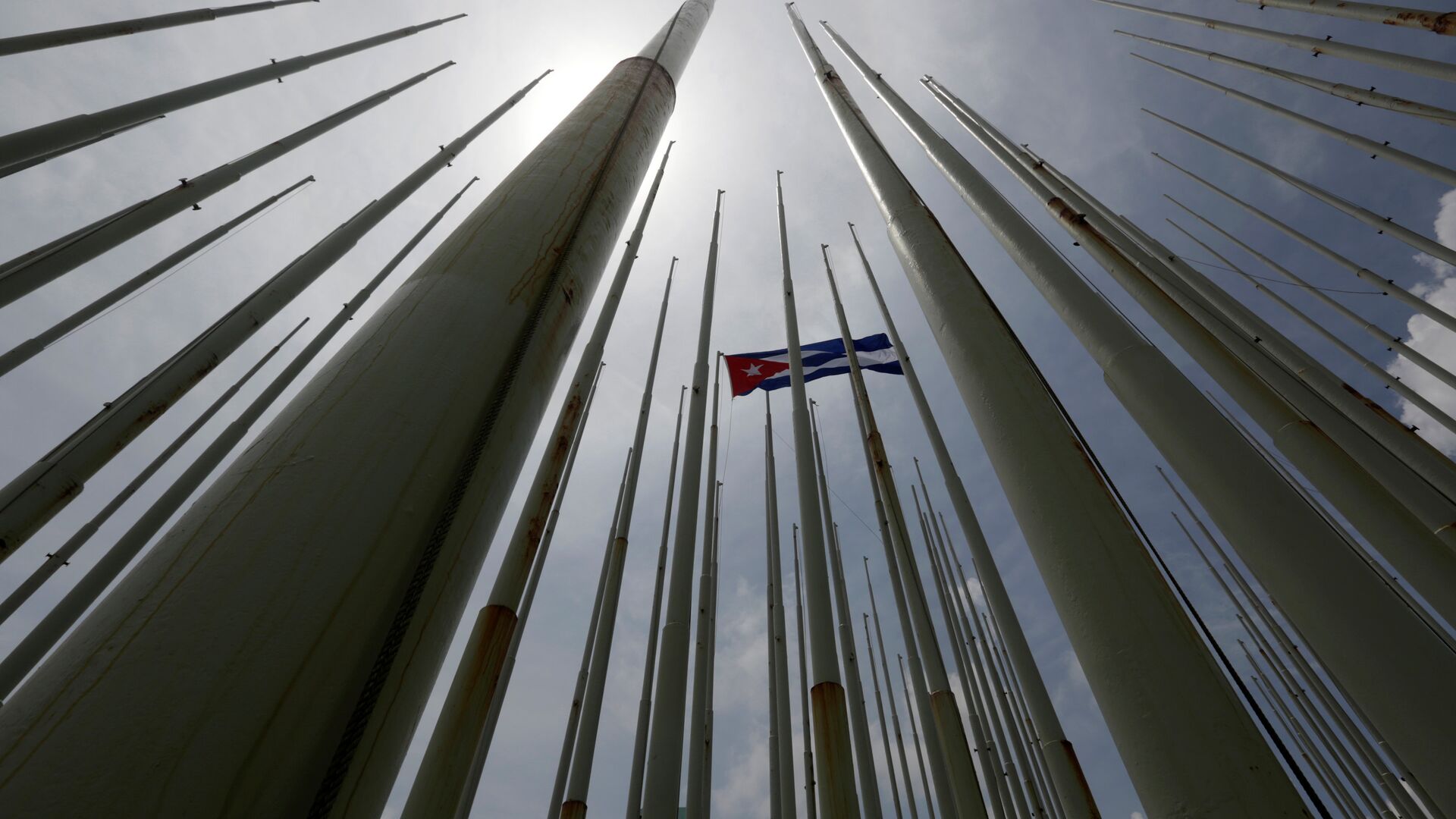Bandera de Cuba frente de la embajada de EEUU en La Habana - Sputnik Mundo, 1920, 06.01.2022