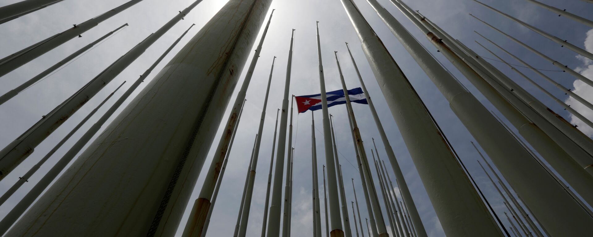 Bandera de Cuba frente de la embajada de EEUU en La Habana - Sputnik Mundo, 1920, 09.06.2021