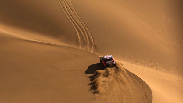 Una de las etapas del rally Ruta de la seda, que atraviesa el desierto de Gobi.  - Sputnik Mundo