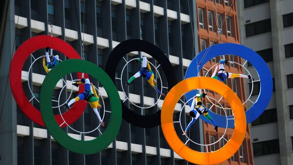 Acróbatas actúan en los anillos de los Juegos Olímpicos en el centro financiero de Sao Paulo, Brasil - Sputnik Mundo