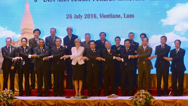 Los ministros de Exteriores de la ASEAN durante la cumbre en Vientián, Laos - Sputnik Mundo