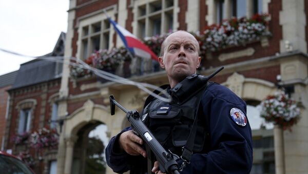 Un policía francés - Sputnik Mundo