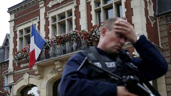 Policía francesa tras la toma de rehenes en Normandía - Sputnik Mundo