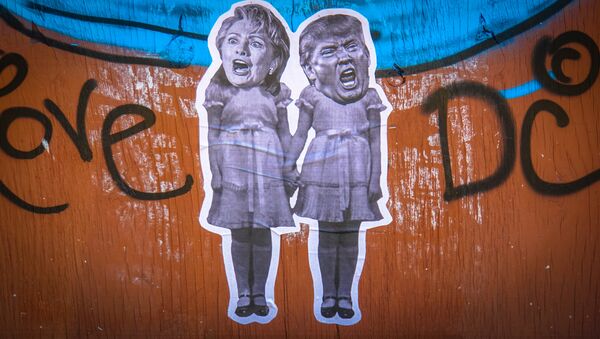 Un grafiti con la imagen de Hillary Clinton y Donald Trump - Sputnik Mundo