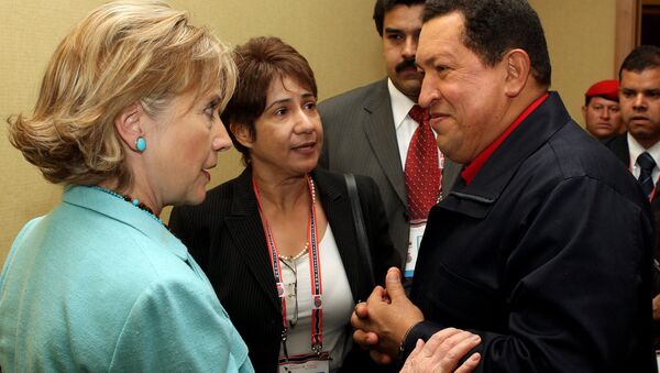 Hillary Clinton, ex secretaria de Estado de EEUU, y Hugo Chávez, expresidente de Venezuela (archivo) - Sputnik Mundo