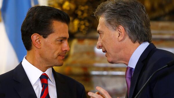 Argentine President Mauricio Macri (R) and his Mexican counterpart Enrique Pena Nieto - Sputnik Mundo