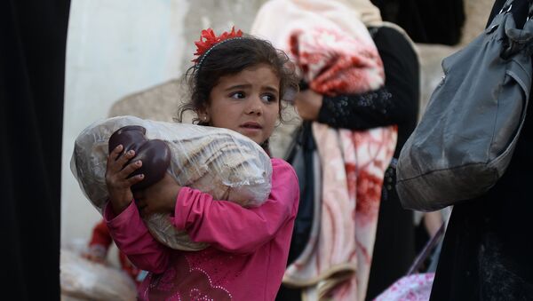 Una niña siria recibe ayuda humanitaria rusa (Archivo) - Sputnik Mundo