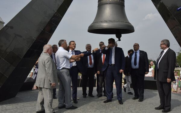 La delegación francesa visita el complejo memorial Krasniy, Simferópol - Sputnik Mundo
