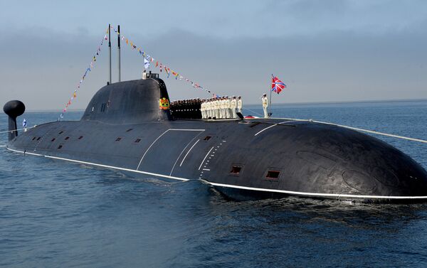 Oficiales de la Armada rusa en la cubierta del submarino nuclear 'Kuzbass'. - Sputnik Mundo