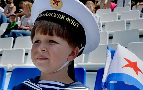 Un niño celebra el día de la Armada rusa. - Sputnik Mundo