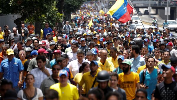 Venezolanos en una protesta (archivo) - Sputnik Mundo