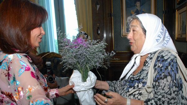 Hebe de Bonafini en una reunión con la presidenta argentina Cristina Fernández de Kirchner - Sputnik Mundo