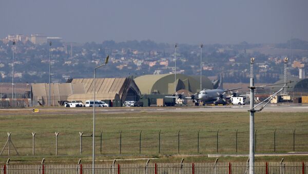 A military aircraft is pictured on the runway at Incirlik Air Base, in the outskirts of the city of Adana, southeastern Turkey - Sputnik Mundo