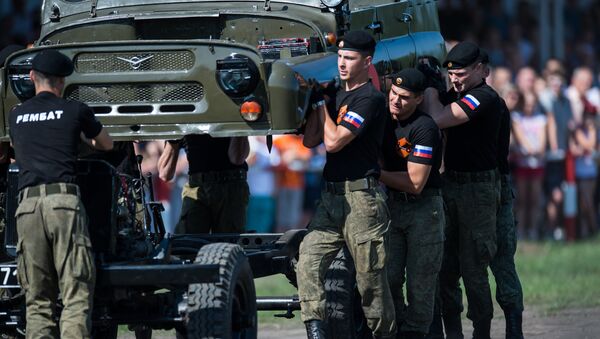 Estudiantes de la Universidad de Ingeniería de Tanques Automotrices de Omsk - Sputnik Mundo