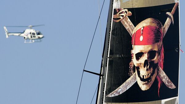 Un helicóptero vuela sobre el barco de la película Piratas del Caribe - Sputnik Mundo