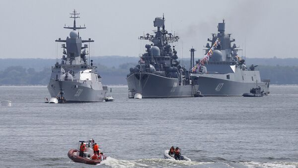 La corbeta Steregushiy (izquierda), el destructor Nastoychiviy y la fragata Almirante Gorshkov (derecha) en la base naval rusa en Kaliningrado - Sputnik Mundo