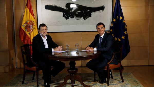 El presidente del Gobierno en funciones, Mariano Rajoy, y el líder del partido español Ciudadanos, Albert Rivera (archivo) - Sputnik Mundo