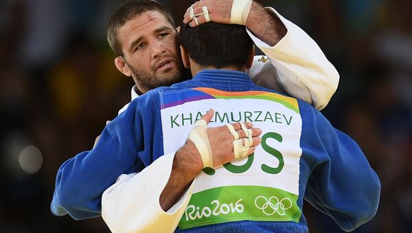 Travis Stevens y Hasán Halmurzaev después de que el partido final del torneo masculino de judo en la categoría de hasta 81kg en los JJOO de Río 2016. - Sputnik Mundo