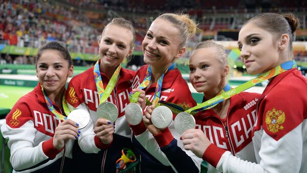 Спортсменки сборной России, завоевавшие серебряные медали в командном многоборье среди женщин на соревнованиях по спортивной гимнастике на XXXI летних Олимпийских играх, на церемонии награждения - Sputnik Mundo