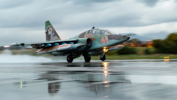 Un avión ruso Su-25 en la base aérea de Hmeymim en Siria - Sputnik Mundo