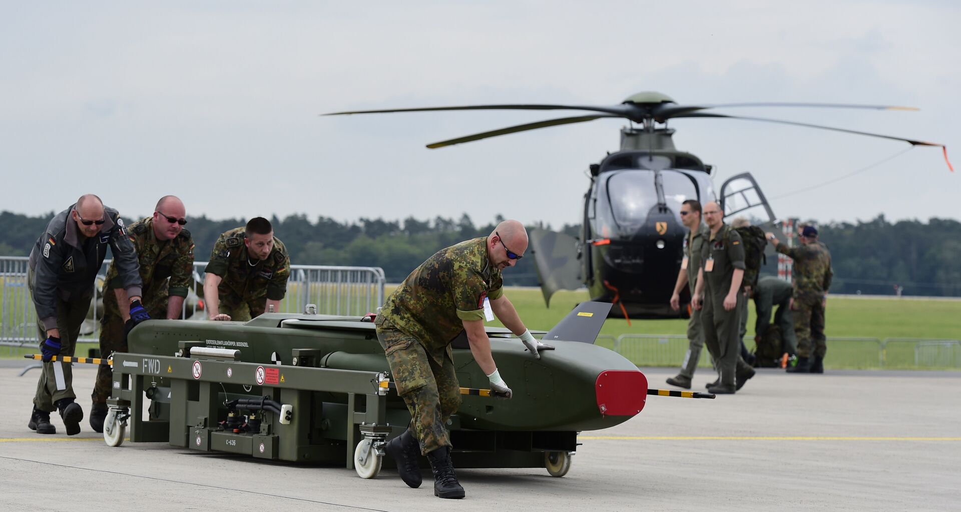 Miembros de las Fuerzas Armadas alemanas Bundeswehr llevan un sistema de armas Taurus la Exposición Aeroespacial Internacional (ILA) en Schoenefeld, el 30 de mayo de 2016 - Sputnik Mundo, 1920, 27.05.2023