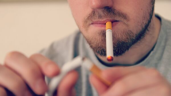 Un hombre fuma un cigarrillo electrónico (imagen referencial) - Sputnik Mundo