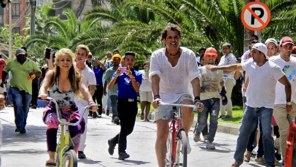 Shakira y Carlos Vives en la grabación del clip de La Bicicleta - Sputnik Mundo