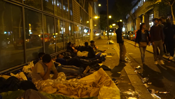 Los refugiados en las calles de París - Sputnik Mundo