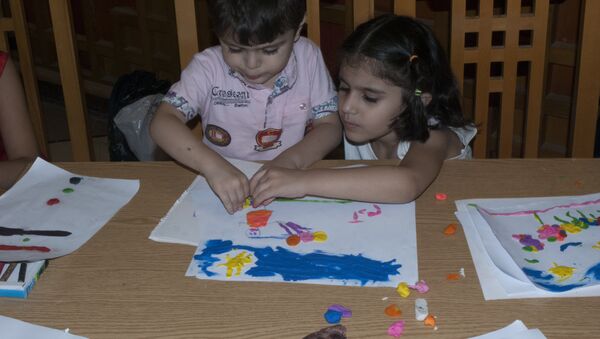 Las clases gratuitas de artes plásticas para niños en Siria - Sputnik Mundo