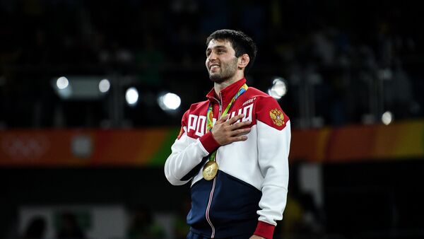 Soslan Ramonov, el luchador ruso, con su medalla de oro - Sputnik Mundo