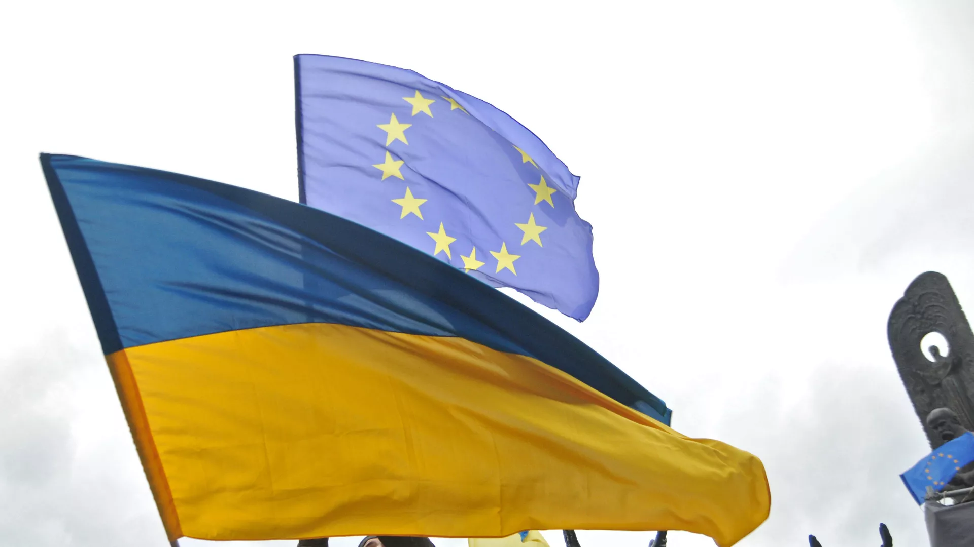 Las banderas de Ucrania y la UE  - Sputnik Mundo, 1920, 22.12.2023