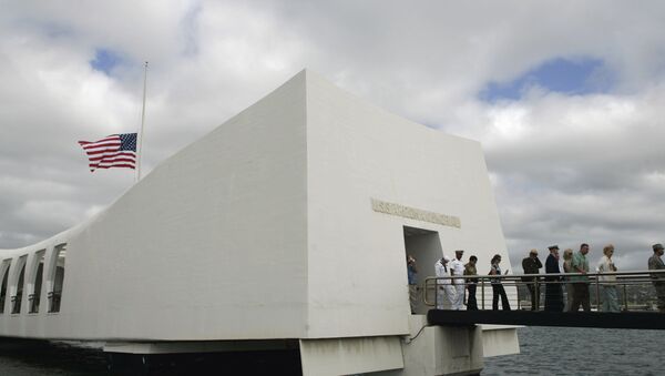 USS Arizona Memorial during the 68th anniversary ceremony of the attack on Pearl Harbor at cNaval Base in Honolulu. (File) - Sputnik Mundo