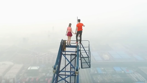 Pareja rusa adicta a los selfis de riesgo conquista un rascacielos en China - Sputnik Mundo
