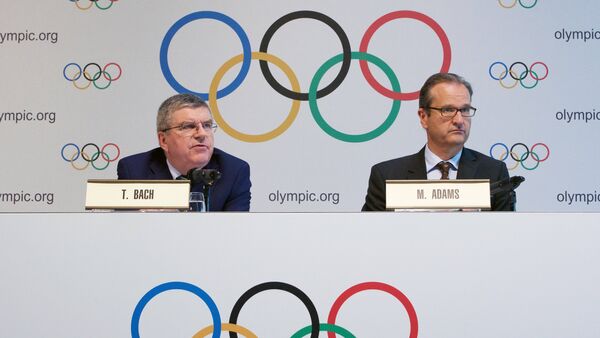 El Presidente del Comité Olímpico Internacional Thomas Bach (a la izquierda) y el Director de Comunicaciones Mark Adams (a la derecha) - Sputnik Mundo