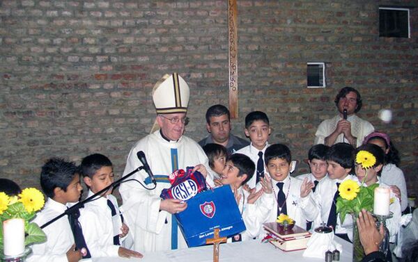 Papa Francisco con niños y el logo del club de fútbol que ama, San Lorenzo - Sputnik Mundo