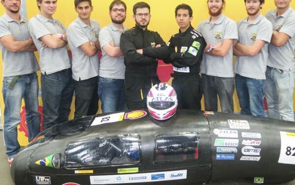 El equipo de la Universidad Tecnológica Federal de Paraná, responsable de desarrollar el supervehículo brasileño - Sputnik Mundo