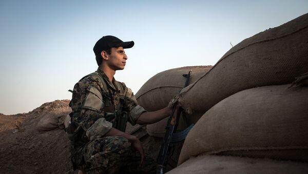 Un soldado kurdo en Siria - Sputnik Mundo